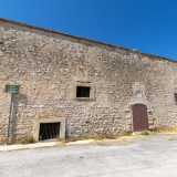 Il nostro itinerario parte all�inizio della strada provinciale 88 che collega Bitonto a Giovinazzo. Dopo poche centinaia di metri, sulla sinistra, notiamo una costruzione rettangolare in pietra completamente ristrutturata oggi destinata a sala ricevimenti